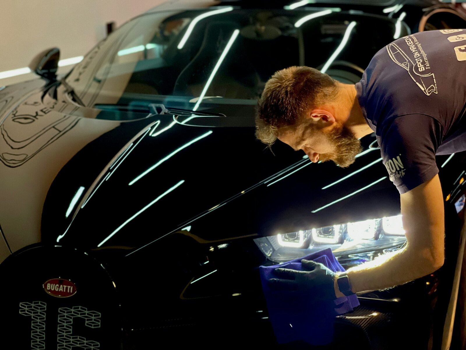 Detailer machine polishing a car panel